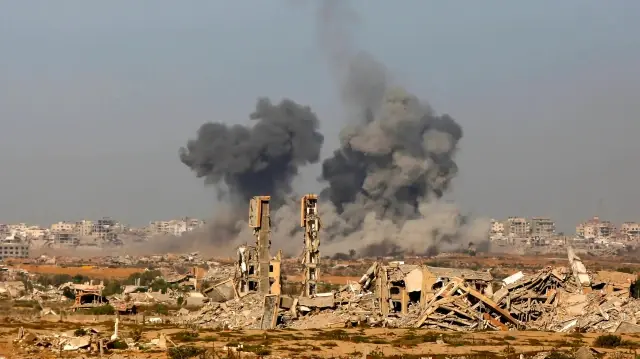 İsrail, ABD Başkanı Donald Trump’ın 'Gazze’ye yönelik saldırıları derhal durdurun' çağrısına rağmen havadan, denizden ve karadan saldırılarını sürdürüyor. İsrail’in, Gazze kentinin batısındaki birçok bölgeye düzenlediği saldırılar sonucu yoğun dumanlar yükseldi.