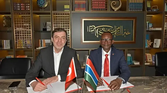 Le directeur général de Zenith Bank Gambia, Kabiru Imoagene Mustapha, et le directeur général d’Albayrak Construction, Yunus Yılmaz.