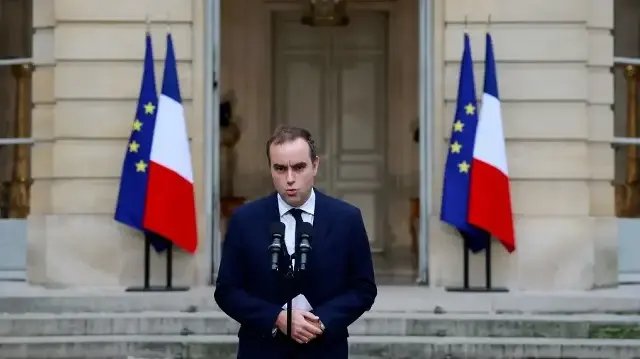 Le Premier ministre français sortant, Sébastien Lecornu, fait une déclaration en marge de ses entretiens avec les dirigeants des partis politiques en vue de former un gouvernement de coalition capable de faire adopter un budget d'austérité par le Parlement, à l'Hôtel Matignon à Paris, le 8 octobre 2025.