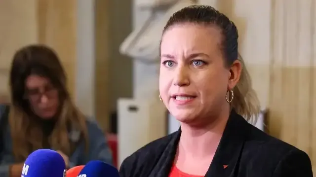 La présidente du groupe parlementaire La France Insoumise - Nouveau Front Populaire, Mathilde Panot, s'adresse à la presse après que la motion de destitution du président français déposée par le parti politique français La France Insoumise (LFI) a été déclarée irrecevable à l'Assemblée nationale, la chambre basse du Parlement français, à Paris, le 8 octobre 2025.  