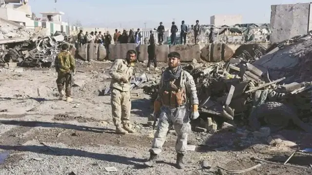 Attaques contre l'armée pakistanaise à Thall, dans les régions d'Orakzai, Kurram et Sud-Waziristan, dans la province de Khyber Pakhtunkhwa. Le groupe Fitna Al Khwarij (TTP) a tendu une embuscade à un convoi militaire, faisant environ 11 soldats tués, 3 blessés et 5 disparus, le 7 octobre 2025.