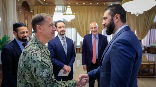 Le président syrien a reçu l’envoyé spécial américain Tom Barrack et l’amiral Brad Cooper pour évoquer la mise en œuvre de l’accord conclu entre Damas et les FDS.