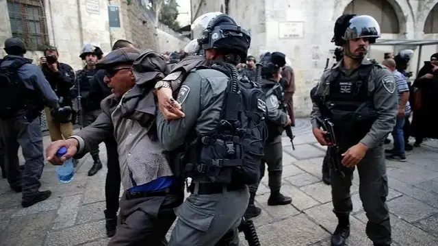 بينهم مصاب وطفل.. قوات الاحتلال تعتقل عشرات الفلسطينيين بالضفة الغربية