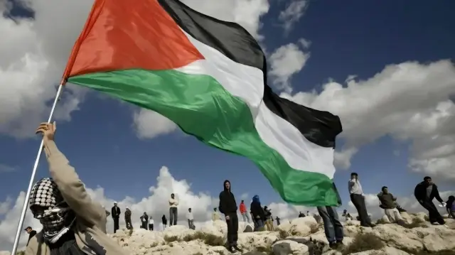 في غزة المحاصرة.. متظاهرون يطالبون بتوفير غذاء مرضى "السيلياك"