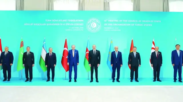 Aile fotoğrafında Cumhurbaşkanı Tayyip Erdoğan ve Azerbaycan Cumhurbaşkanı İlham Aliyev’in yanı sıra Özbekistan Cumhurbaşkanı Şevket Mirziyoyev, Kırgızistan Cumhurbaşkanı Sadır Caparov, Kazakistan Cumhurbaşkanı Kasım Cömert Tokayev, Türkmenistan Milli Lideri ve Halk Maslahatı Başkanı Gurbangulu Berdimuhammedov, Macaristan Başbakanı Viktor Orban, KKTC Cumhurbaşkanı Ersin Tatar ve TDT Genel Sekreteri Büyükelçi Kubanıçbek Ömüraliyev de yer aldı.