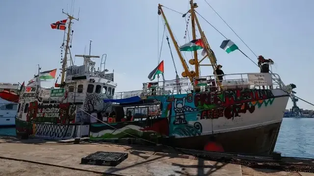 تقریباً 100 افراد نو کشتیوں پر مشتمل اس قافلے میں سوار تھے،