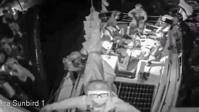 Les soldats de l'armée génocidaire kidnappant en haute mer les militants pacifistes humanitaires de la Flottille de la Liberté, à 220 kilomètres des côtes de Gaza, le 8 octobre 2025.