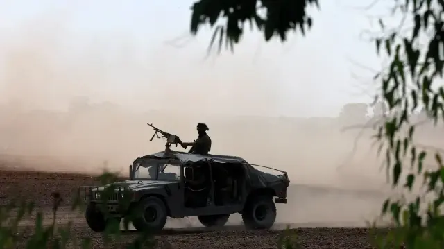Deux soldats ont été grièvement blessés lors d’une explosion survenue à Khan Younès, alors qu’Israël et le Hamas poursuivent des négociations de cessez-le-feu en Égypte.