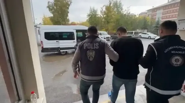 Ağrı'da göçmen kaçakçılığı iddiasıyla 3 şüpheli tutuklandı