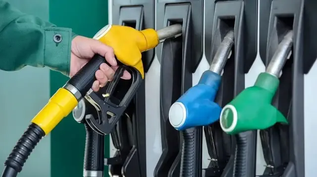 Otogaz fiyatlarında 3 Ekim’de uygulanan 1 lira 20 kuruşluk, 4 Eylül’de de motorine uygulanan 2 lira 5 kuruşluk zammın ardından akaryakıta çifte indirim geldi.