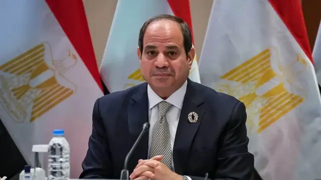 قدم.. السيسي يهنئ منتخب مصر بالصعود لمونديال