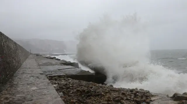 Batı Karadeniz'in doğusunda rüzgarın, yarın öğle saatlerinden itibaren batı ve güneybatı yönlerden 6 ila 8 kuvvetinde fırtına şeklinde eseceği tahmin ediliyor.