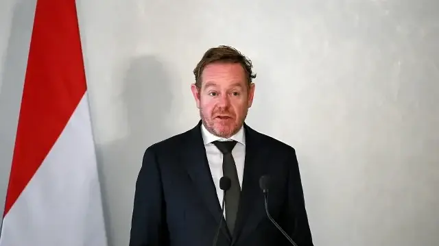 Le ministre néerlandais des Affaires étrangères, David van Weel, donne une conférence de presse conjointe avec son homologue égyptien dans un hôtel de la banlieue est du Caire, le 7 octobre 2025. 