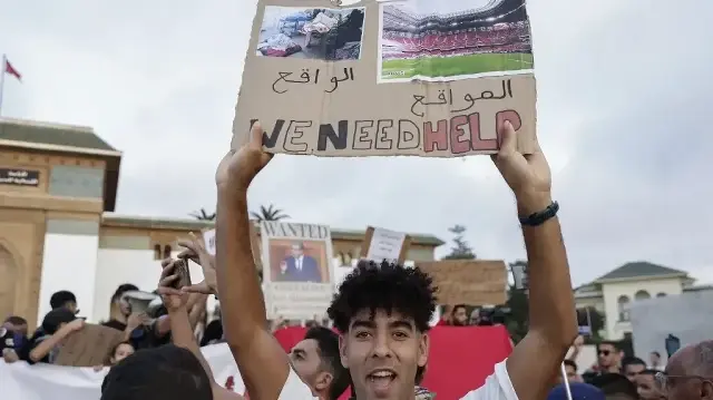 Des manifestants brandissent des pancartes lors d'une manifestation menée par des jeunes pour réclamer des réformes dans les domaines de la santé publique et de l'éducation, sur la place Mohamed V à Casablanca, le 6 octobre 2025.