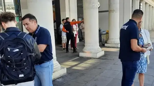 Le syndicat Un1té a lancé une action de tractage à Montpellier dans le cadre d'une opération nationale, pour dénoncer la crise qui frappe les services d'enquête, le 8 octobre 2025.