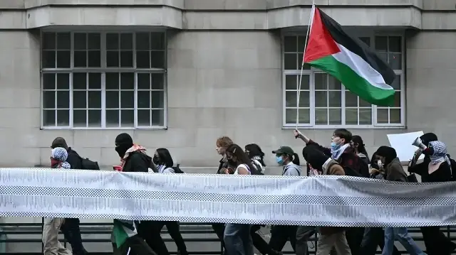 Des étudiants pro-palestiniens participent à une marche inter-universitaire pour Gaza à Londres le 7 octobre 2025.
