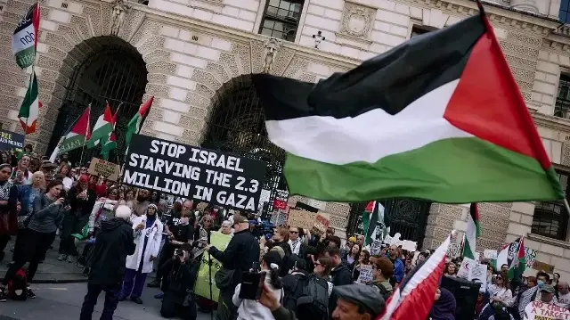 Des personnes participent à une manifestation devant le ministère des Affaires étrangères, dans le centre de Londres, le 9 juin 2025, pour demander au gouvernement britannique de protéger l'équipage du bateau Madleen, qui fait partie de la "Flottille de la liberté pour Gaza".