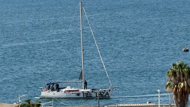 Un bateau de la flottille mondiale Sumud intercepté par les forces israéliennes en mer Méditerranée au large des côtes de la bande de Gaza arrive dans le port méridional d'Ashdod le 2 octobre 2025.