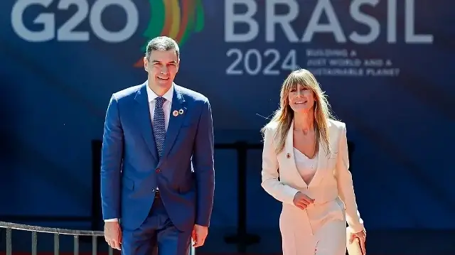 Photo diffusée par le service de presse du G20 montrant le Premier ministre espagnol Pedro Sanchez et son épouse Begona Gomez arrivant au Musée d'art moderne (MAM) pour assister à la première session du sommet des dirigeants du G20 à Rio de Janeiro, au Brésil, le 18 novembre 2024.