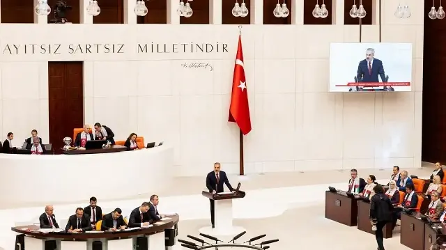 Cette photo prise et diffusée par le ministère turc des Affaires étrangères le 29 août 2025 à Ankara montre le ministre turc des Affaires étrangères, Hakan Fidan, prononçant un discours devant la Grande Assemblée nationale de Türkiye.