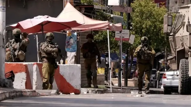 Israeli Army Prepares Force Redeployment Ahead of Gaza Ceasefire