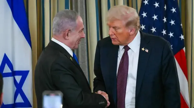 Президент США Дональд Трамп и премьер-министр Израиля Биньямин Нетаньяху (слева) пожимают друг другу руки в конце пресс-конференции, на которой Трамп изложил план прекращения огня в Газе, 29 сентября 2025 года.