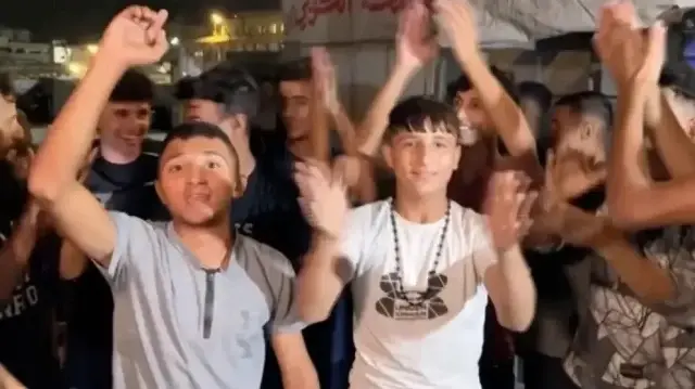 غزہ میں فلسطینی سیز فائر معاہدے کے اعلان کے بعد خوشی منا رہے ہیں