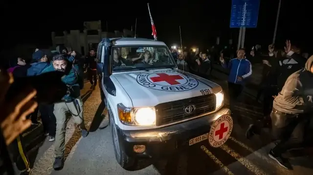 مصدر أمني سوري: الفصائل المتمردة بالسويداء خرقت الهدنة على محور ولغا
https://www.yenisafak.com/ar/world/4106027
