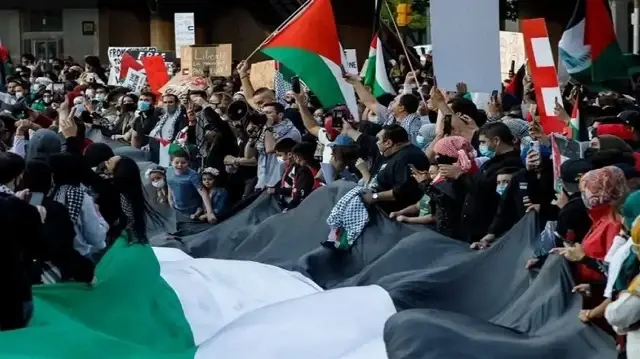 لبنان.. مئات الفلسطينيين يحتفلون بالتوصل لاتفاق ينهي الإبادة في غزة