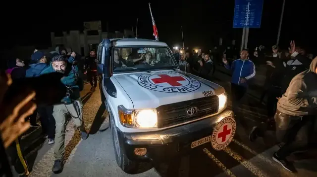 تبادل الأسرى.. إعلام عبري: الاتفاق يتضمن إطلاق سراح الأحياء ثم الأموات