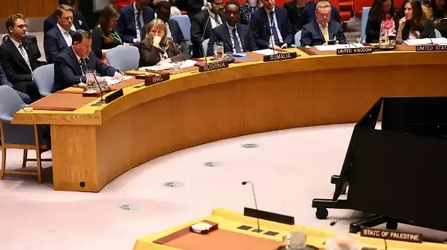Les membres du Conseil de sécurité des Nations unies écoutent l'ambassadeur Jonathan Miller, représentant permanent adjoint d'Israël auprès des Nations unies, s'exprimer lors d'une réunion sur le conflit au Moyen-Orient, y compris la question palestinienne, au siège des Nations unies le 29 avril 2025 à New York.