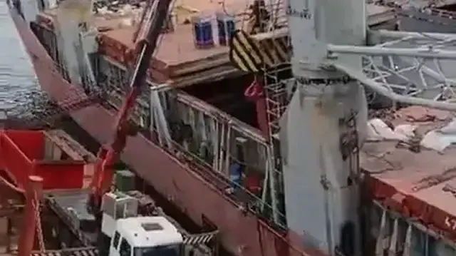 Tuzla Tersaneler Bölgesi'nde gemi yan yattı. Gemide yabancı uyruklu 1 işçi hayatını kaybetti.  