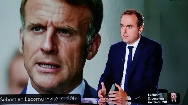 Cette photographie montre un écran de télévision diffusant une interview en direct du Premier ministre français sortant, Sébastien Lecornu (à droite), avec une image du président français Emmanuel Macron en arrière-plan, dans les studios de la chaîne française France 2 à Paris, le 8 octobre 2025.