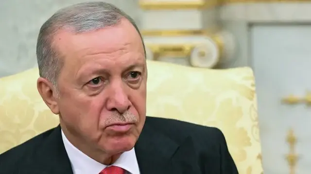 Le président turc Recep Tayyip Erdogan observe pendant une réunion avec le président américain Donald Trump dans le bureau ovale de la Maison Blanche à Washington, DC, le 25 septembre 2025.