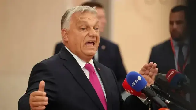 Le Premier ministre hongrois Viktor Orban gesticule alors qu'il s'adresse à la presse à l'issue du 7e sommet de la Communauté politique européenne (CPE) au Bella Center de Copenhague, au Danemark, le 2 octobre 2025.