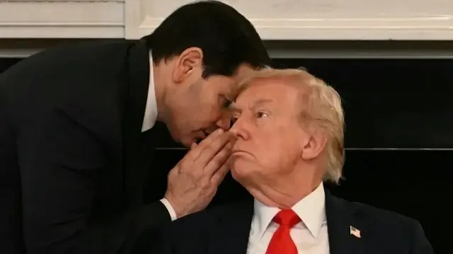 Le secrétaire d'État américain Marco Rubio chuchote à l'oreille du président Donald Trump lors d'une table ronde sur Antifa dans la salle à manger d'État de la Maison Blanche à Washington, DC, le 8 octobre 2025.
