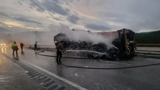 Çorum'da seyir halinde alev alan tır kullanılamaz hale geldi