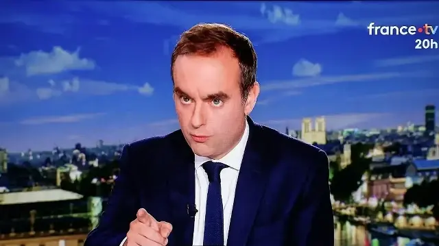 Cette photographie montre un écran de télévision diffusant une interview en direct du Premier ministre français sortant, Sébastien Lecornu, sur le plateau de la chaîne française France 2 à Paris, le 8 octobre 2025.