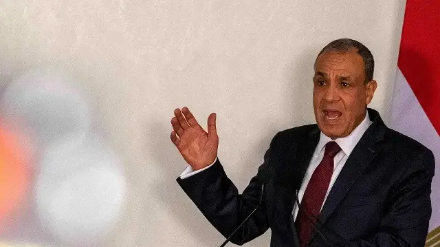 Le ministre égyptien des Affaires étrangères, Badr Abdelatty, réagit lors d'une conférence de presse conjointe avec son homologue allemand dans un hôtel de la banlieue est du Caire, le 7 octobre 2025.