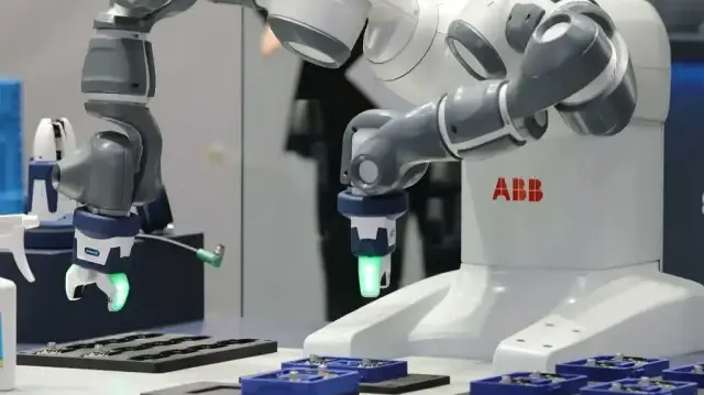 Le géant japonais de l’investissement veut fusionner intelligence artificielle et robotique industrielle avec l’acquisition de la société helvético-suédoise ABB Robotics.