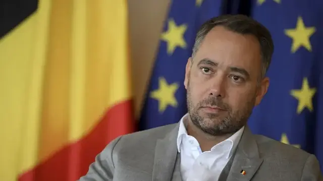 Le vice-Premier ministre et ministre des Affaires étrangères belge Maxime Prevot observe pendant une interview avec l'AFP à Bruxelles, le 5 septembre 2025.