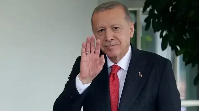 Le président turc Recep Tayyip Erdogan salue à son arrivée devant l'aile ouest de la Maison Blanche pour une visite le 25 septembre 2025 à Washington, DC.