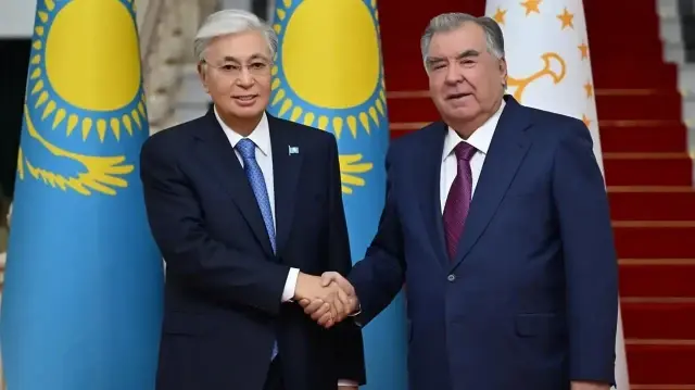 Президент Казахстана Касым-Жомарт Токаев и президент Таджикистана Эмомали Рахмон