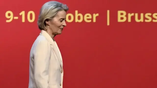 La présidente de la Commission européenne, Ursula von der Leyen, arrive pour prononcer un discours liminaire dans le cadre du Global Gateway Forum 2025 au Square - Brussels Meeting Centre, à Bruxelles, le 9 octobre 2025.
