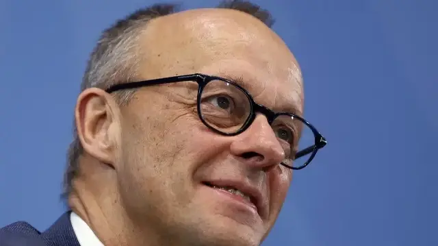 Le chancelier allemand Friedrich Merz observe pendant une conférence de presse conjointe après une réunion du comité de coalition, le 9 octobre 2024 à la Chancellerie à Berlin.