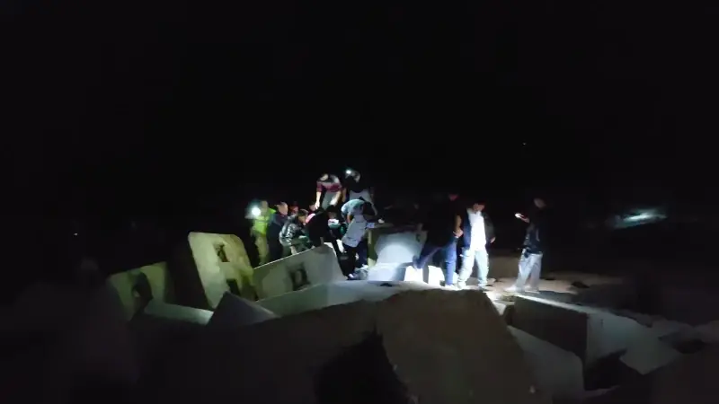 Genç kızın denize düşme nedeni henüz belirlenemedi.