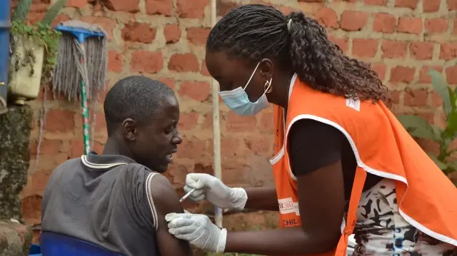 L'Ouganda lance la première phase de la campagne de vaccination des groupes à haut risque et des professionnels de santé dans le cadre de la lutte contre l'épidémie du virus de la variole du singe (Mpox) à Kampala, en Ouganda, le 1er février 2025. 
