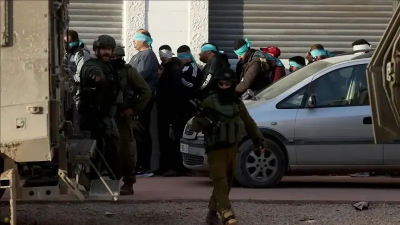 Evde arama yapan askerler, 3'ü kardeş 4 kişiyi gözaltına aldı.
(Arşiv)