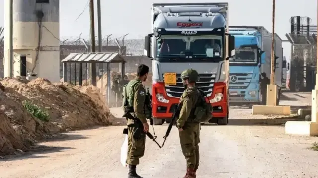 إعلام: الاحتلال يعتقل موظفا أمميا في معبر كرم أبو سالم جنوبي غزة