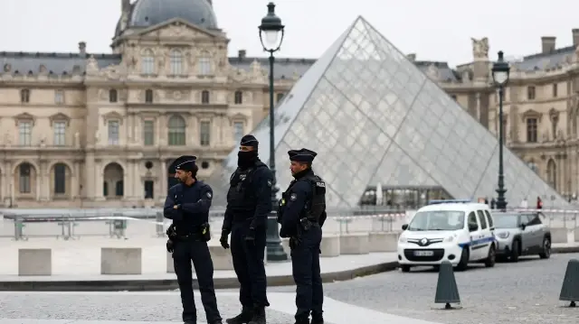 Сотрудники полиции стоят возле Лувра после сообщения об ограблении в Париже, Франция, 19 октября 2025 года.